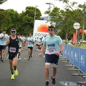 Corredoras completan kilómetros de los 21K en Bogotá.