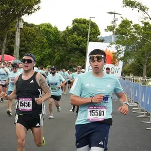 Runners corren durante la competencia de 21 kilómetros.