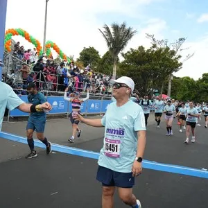 Grupo de corredores recorre el circuito oficial de 21K.
