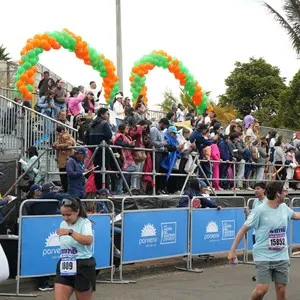 Atletas disfrutan el recorrido de 21K en la capital.