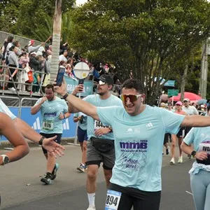 Corredores avanzan por Bogotá durante los 21 kilómetros.