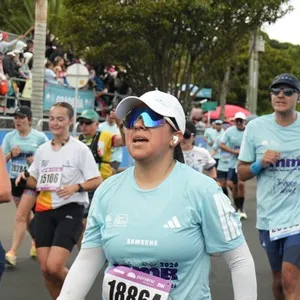 Corredoras participan en la carrera de 21K.