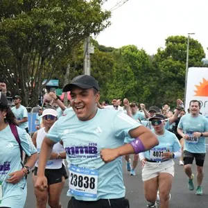 Grupo de atletas completa kilómetros de los 21K.