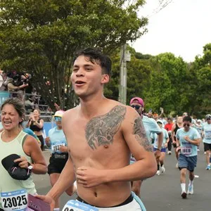 Corredores afrontan el recorrido de 21 kilómetros.