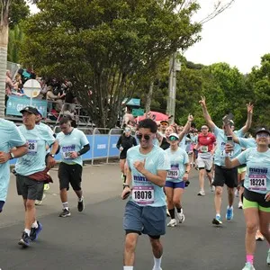 Participantes avanzan juntos durante los 21K de la carrera.