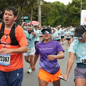 Atletas recorren el circuito urbano de 21K en Bogotá.
