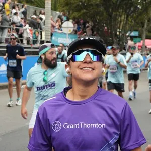 Corredoras disfrutan la jornada de 21 kilómetros.