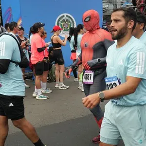 Participantes recorren el trazado oficial de 21 kilómetros.