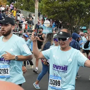 Corredora recorre el circuito de 21K durante la carrera.