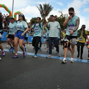 Atleta avanza por las calles de Bogotá durante los 21K.