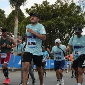 Atleta participa en la jornada de 21K en Bogotá.