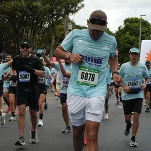 Corredora avanza por el circuito oficial de 21K.