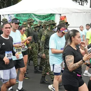 Atleta recorre Bogotá durante la competencia de 21K.