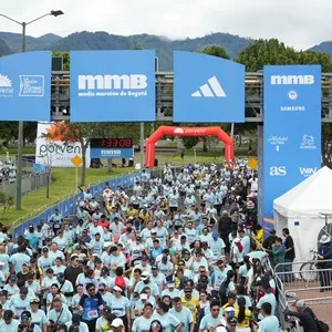 Corredores participan en los 10K de la Media Maratón de Bogotá.