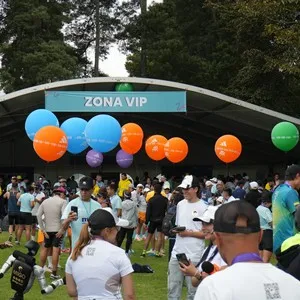Atletas recorren los 10 kilómetros de la carrera en Bogotá.