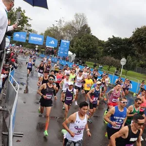 Participantes avanzan durante el recorrido de 10K.