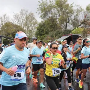 Corredoras completan kilómetros de los 10K en Bogotá.