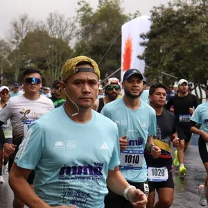 Runners corren durante la competencia de 10 kilómetros.