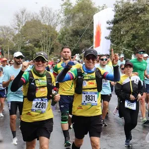 Atletas disfrutan el recorrido de 10K en la capital.