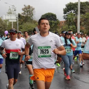 Corredores avanzan por Bogotá durante los 10 kilómetros.