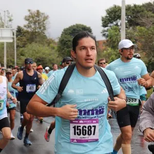Grupo de atletas completa kilómetros de los 10K.