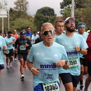 Runners recorren las calles de Bogotá durante los 10K.