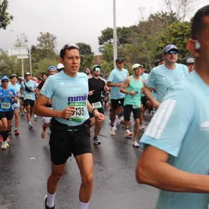 Participantes avanzan juntos durante los 10K de la carrera.