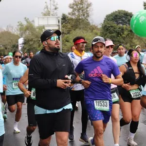 Atletas recorren el circuito urbano de 10K en Bogotá.