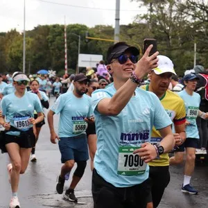 Corredoras disfrutan la jornada de 10 kilómetros.