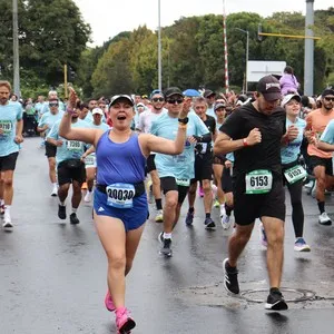 Grupo de corredores avanza por el recorrido de 10K.
