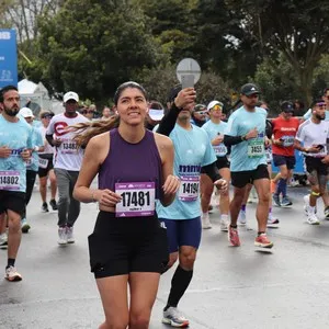 Atletas corren por las calles de Bogotá durante los 10K.