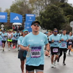 Corredora recorre el circuito de 10K durante la carrera.