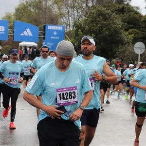 Atleta avanza por las calles de Bogotá durante los 10K.