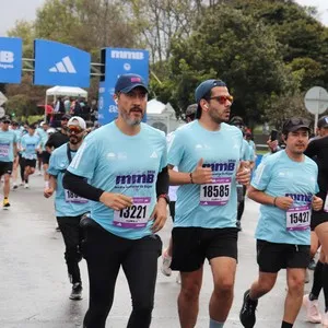 Corredora completa kilómetros de la carrera de 10K.