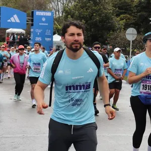 Corredor disfruta el recorrido de 10 kilómetros.