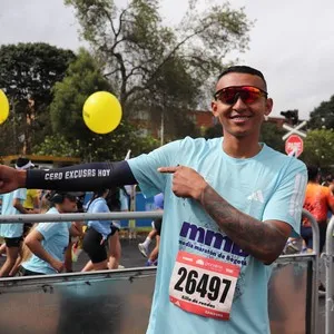 Corredora avanza por el circuito oficial de 10K.