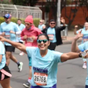 Atleta recorre Bogotá durante la competencia de 10K.