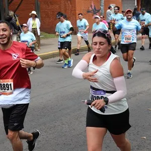 Corredora afronta el recorrido de 10 kilómetros.