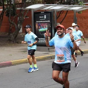 Corredores se preparan para la salida de la Media Maratón.