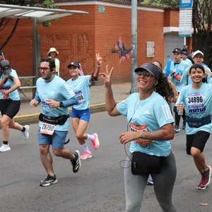 Corredoras toman posición en la zona de salida.