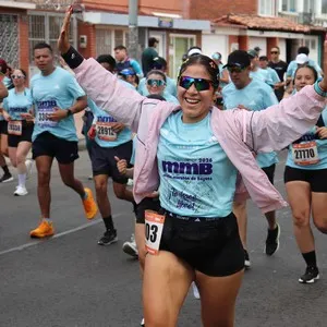 Grupo de corredores espera la señal de salida en Bogotá.
