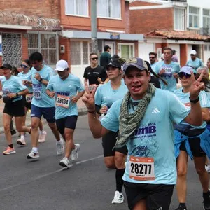 Atletas se concentran antes de correr por la capital.