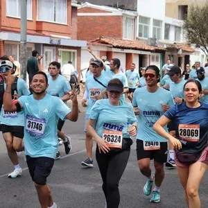 Corredoras se preparan para la carrera de 10K.