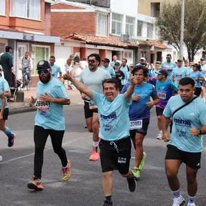 Grupo de atletas toma posición antes de la salida.