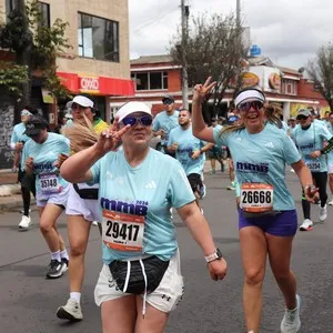 Participantes toman posición antes de iniciar los 21 kilómetros.