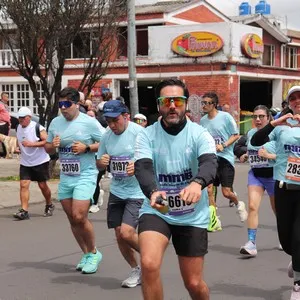 Grupo de corredores se concentra en la salida.