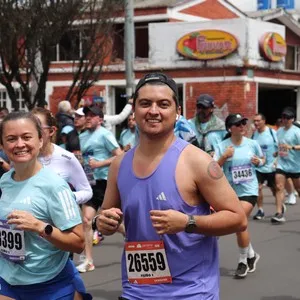 Participantes se reúnen antes de la competencia atlética.