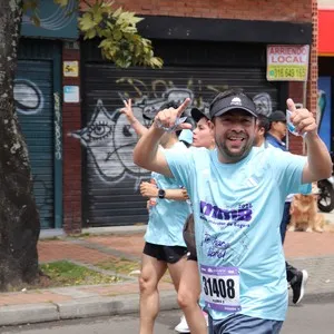 Atletas avanzan hacia la meta de los 21K.
