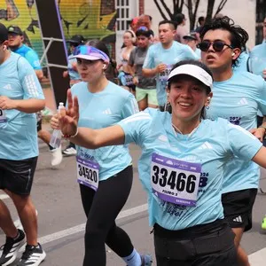 Corredores recorren los últimos kilómetros de la Media Maratón.