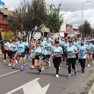 Participantes se acercan a la línea de llegada en Bogotá.